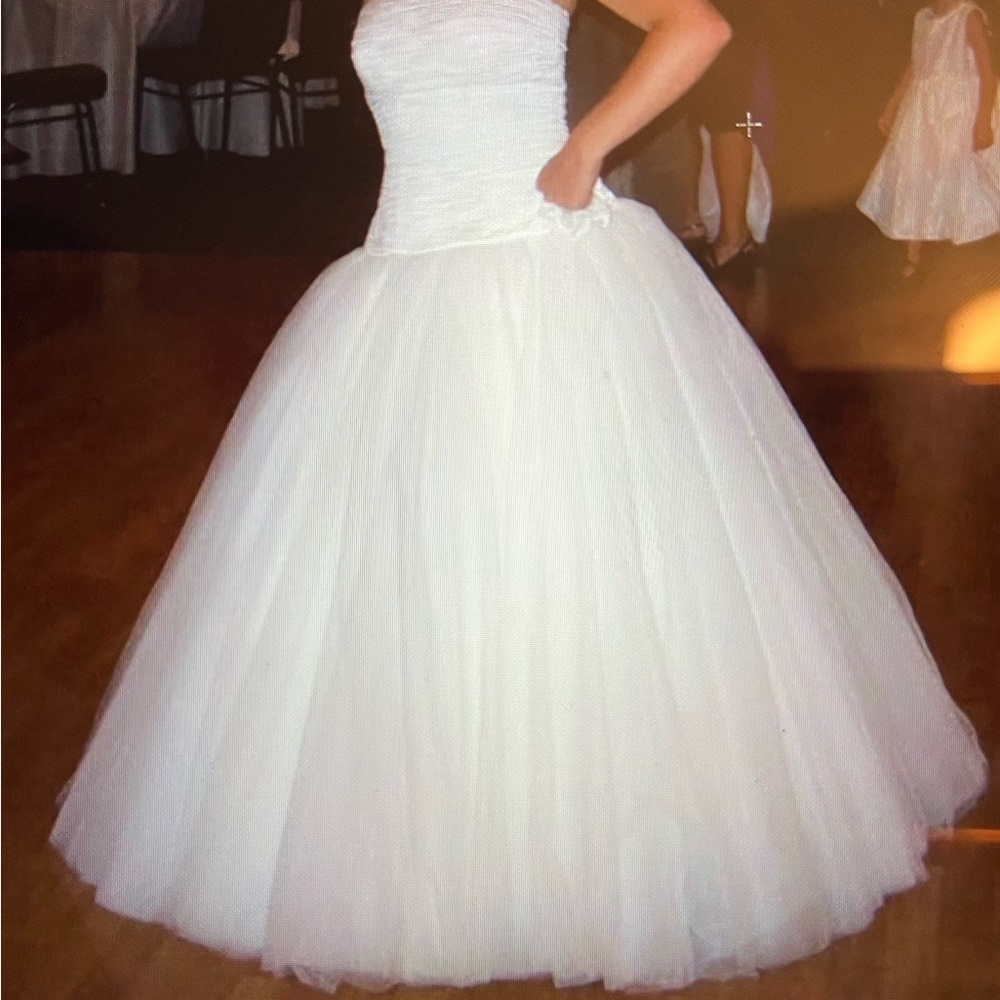 EUC Cinderella-like bridal gown, size 6.